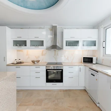 Golden Tiara Vilă *